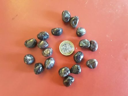 Small A Grade Garnet Tumble-stone - Image 3