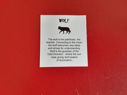 Wolf inset in small arrow pendant - Image 2