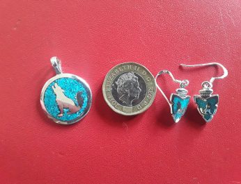 Howling wolf disc pendant and earrings in arrow 1
