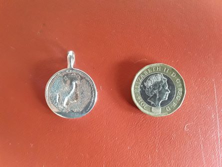 Howling wolf disc pendant rear of